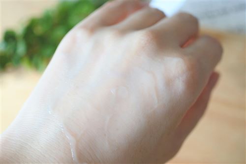 オルビスユーモイスチャー保湿液を手の甲に伸ばす